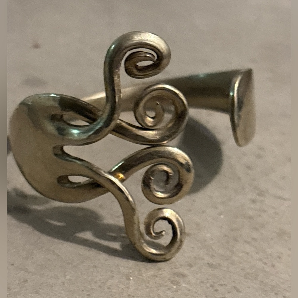 Elegant Silver Swirl Design Bangle Bracelet - Picture 8 of 11